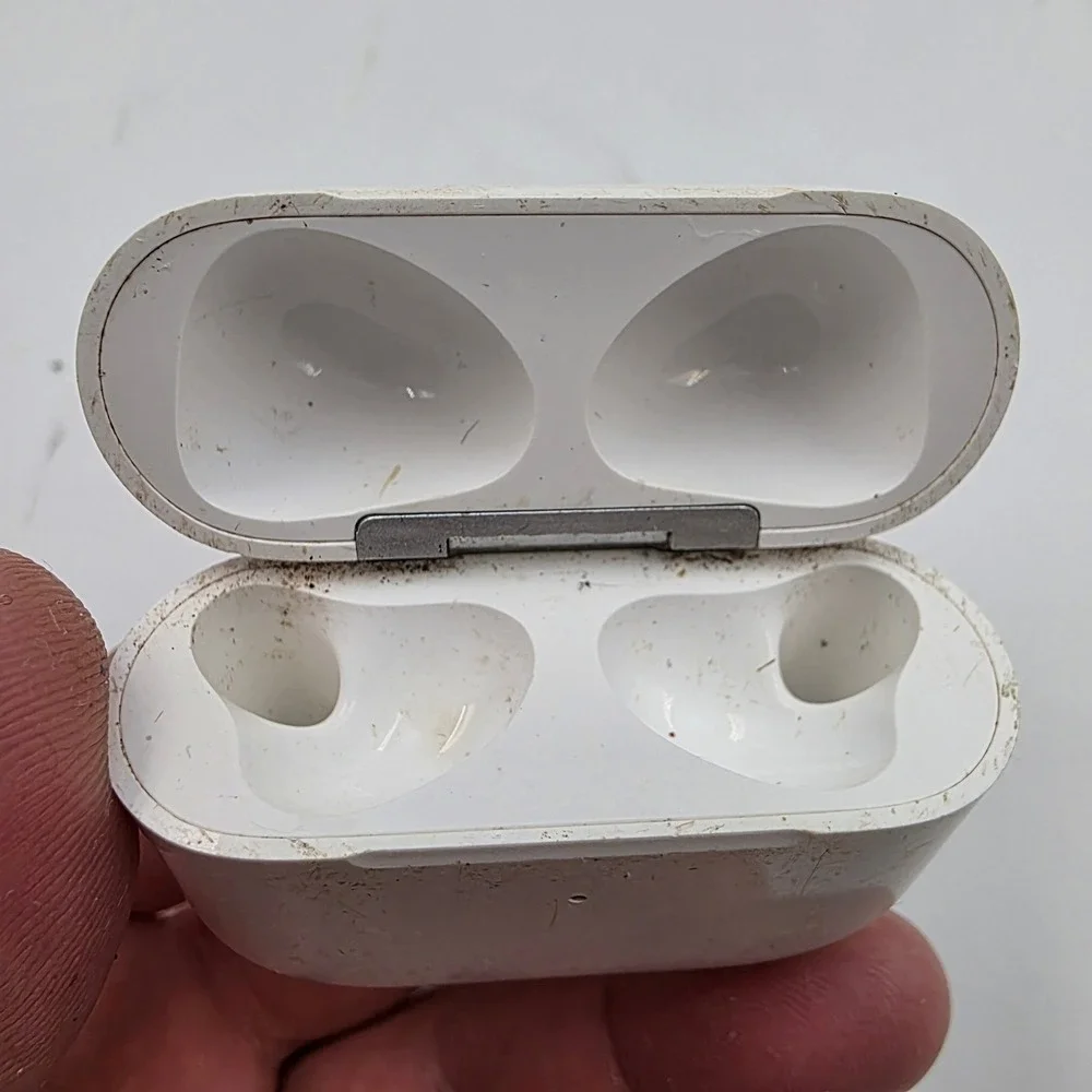 Apple AirPods 3rd Generation MagSafe Charging Case White‎ A2566 GX4ZJ6SNLKKT L3